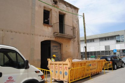 Los operarios iniciaron ayer los trabajos de demolición de los dos inmuebles contiguos a la escuela.