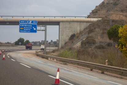 El carril cortado en la A-2 en Cervera por las tareas de limpieza.