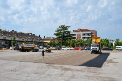 Trabajos de mejora en la zona de estacionamiento de Els Negrals.