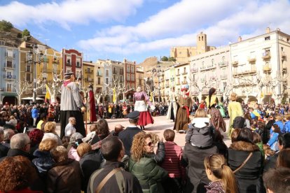 La plaza Mercadal se llenó ayer de vecinos y visitantes que disfrutaron del baile del ‘gegants’.