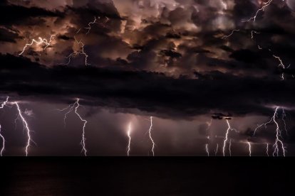 És segur quedar-se al cotxe durant una tempesta elèctrica?