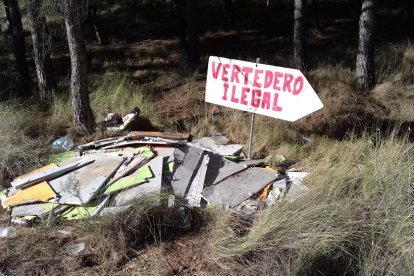 Los denunciantes han señalizado los vertederos ilegales.