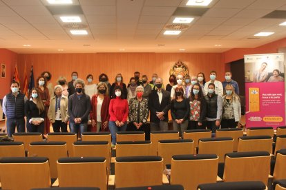 L’alcaldessa, la coordinadora del programa i la presidenta de Creu Roja Urgell, amb les associacions.