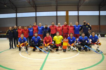 La selecció espanyola, ahir abans d’iniciar la primera sessió preparatòria a la pista de Mollerussa.