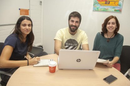 Ester Pujol, Toni Domingo i Laura Barquets, coordinadors del projecte ‘Keep Kalm’, ahir a Tàrrega.