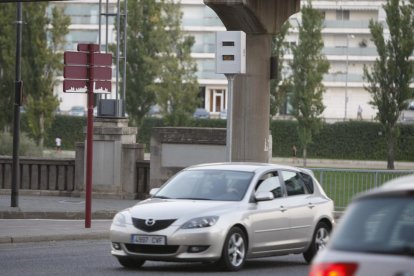 Imatge d’un dels radars fixos de control de velocitat instal·lats a la ciutat.