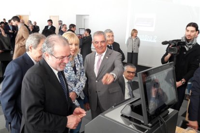 Andreu Pi mostra a Joan Reñé els equips de CashDro.