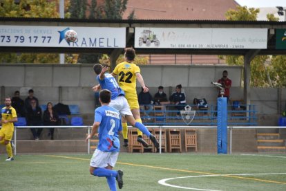 Una acción del partido de ayer entre el Alcarràs y el Tàrrega.