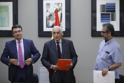 El presidente del Consejo Económico y Social, Marcos Peña (c), árbitro designado por el Gobierno en el conflicto de los trabajadores de seguridad del aeropuerto del Prat de la empresa Eulen, durante el acto de entrega del laudo a los representantes de las partes implicadas en dicho conflicto, Emilio García Perulles (i), director Nacional de Eulen, y Juan Carlos Giménez (d), asesor del comité, hoy en la sede del CES, en Madrid