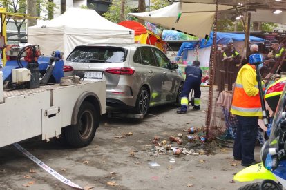 Imagen de coche que se llevó por delante dos paradas de la feria.