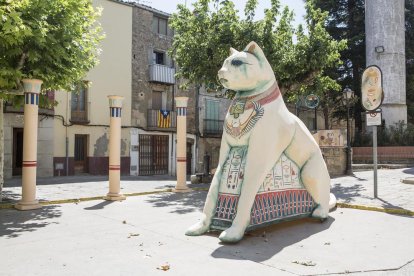Un gato egipcio de tres metros preside la plaza Capdevila.
