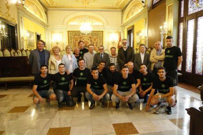 Jugadores, técnicos y directivos del CF Magraners, ayer durante la recepción en la Paeria.