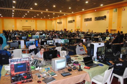 Centenares de personas y todo tipo de ordenadores llenan estos días los pabellones feriales de Mollerussa. 