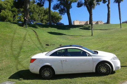 Alarma al desfrenar-se un cotxe al pàrquing de la Seu Vella