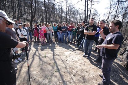 Unas 70 personas asistieron a la visita que organizó Vallbonatura en Rocallaura para explicar cómo actúa el bosque después de un fuego.
