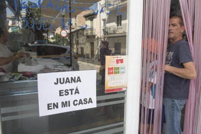 Imagen de un bar con un cartel en apoyo a Juana Rivas.