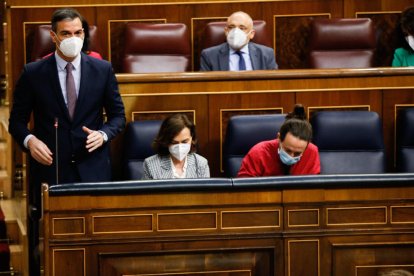 Imagen de archivo del presidente del gobierno español, Pedro Sánchez, con los vicepresidentes Carmen Calvo y Pablo Iglesias en el Congreso.