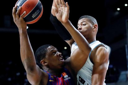 El pivot blaugrana Seraphin intenta anotar davant de Tavares.