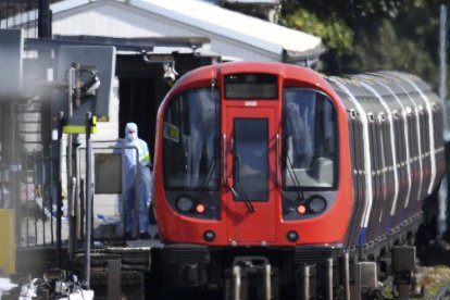 Policies forenses inspecciones el vagó del metro on s'ha produït l'explosió.