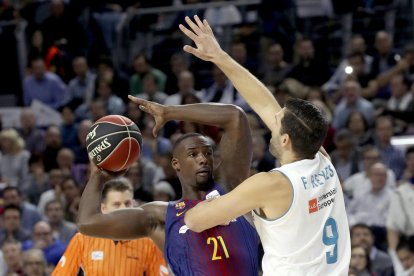 Rakim Sanders ante la oposición de Felipe Reyes, durante el partido de ayer.