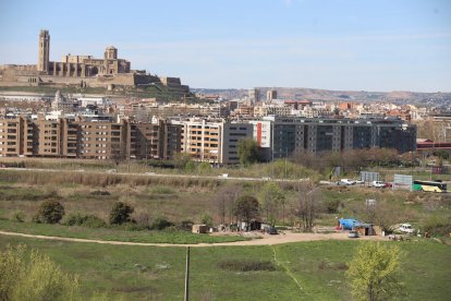 Un dels assentaments il·legals de la Bordeta, al costat de la carretera LL-11 i el Sícoris.