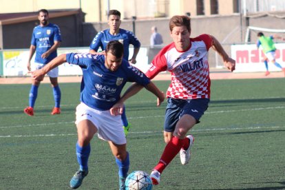 El balaguerí Isaac pugna per una pilota amb un jugador del Vista Alegre durant el partit disputat ahir al Municipal.