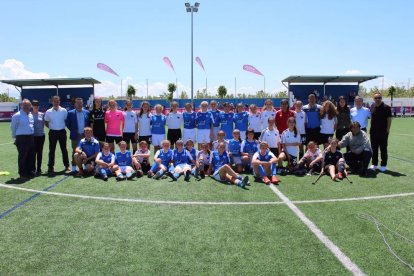 Jugadores dels dos equips, tècnics, directius i autoritats, a la foto de família.