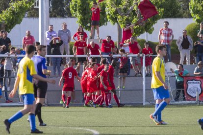 Los jugadores del Alpicat celebran uno de los goles que le dieron la victoria y le acerca a la permanencia.