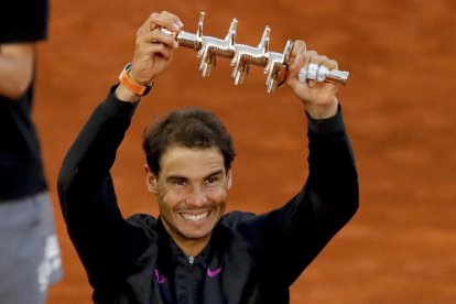 Rafa Nadal mostrando su trofeo que lo acredita como campeón del torneo.