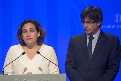 Puigdemont i Colau reclamen per carta al rei i Rajoy negociar un referèndum