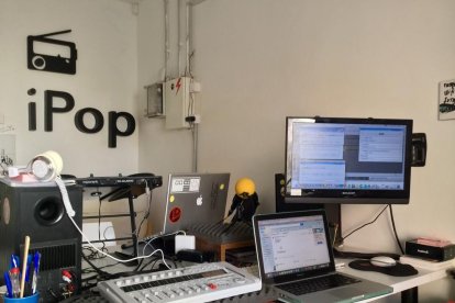 en directe. Javier de Castro gravant una sessió a l’estudi d’iPopFM.