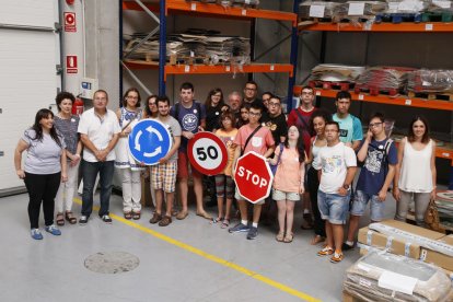 Membres de Down Lleida, de l’ajuntament de Torrefarrera i treballadors de Soluciones Viales, ahir, durant la visita a l’empresa.