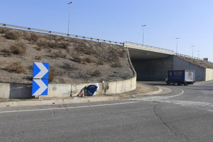 El coche se empotró contra la rotonda de la LL-11 que enlaza con la carretera C-13.