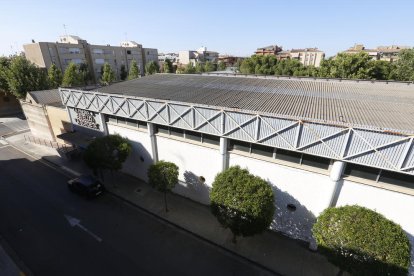 Vista de la cubierta del pabellón municipal de La Bordeta, que tiene que ser sustituida ya que contiene fibrocemento.