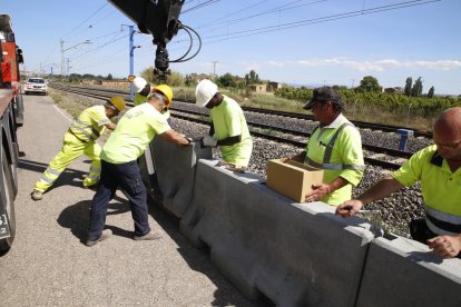 Imagen de los trabajos de instalación de la valla, cuyo primer tramo quedará terminado hoy.