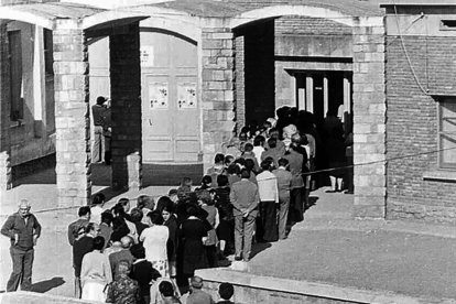 Cues el dia de la votació al col·legi electoral de la Mariola.