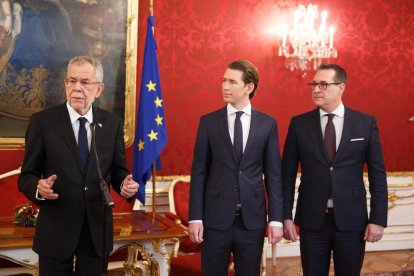 El presidente, Alexander Van der Bellen, junto con Kurz y Strache.