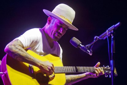 Ben Harper, durant el concert que va impartir dilluns passat al Festival de Cap Roig.