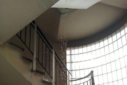 El reventón provocó una ‘cascada’ desde la octava planta por el hueco de la escalera y hubo que recoger agua en todo el edificio.