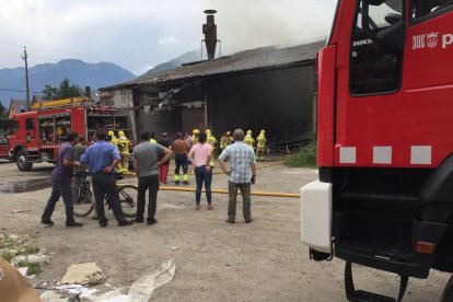 Los Pompièrs d’Aran trabajaron durante la tarde para extinguir el fuego de la nave. 