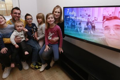 Albert Casi y Goretti Biel con sus cinco hijos (Blai, 6 años; Dan, 2; Noé, 8, y Nati y Valèria, de 5 años), ayer su casa de Bellcaire d’Urgell.