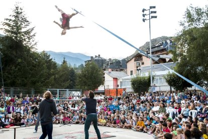 Un espectáculo de acrobacias circenses en la edición del año pasado del Festival Esbaiola’t.