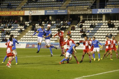 Jugadors del Lleida intenten una rematada en una acció del partit d’ahir, en el qual els d’Albadalejo van encadenar un altre encontre sense guanyar.