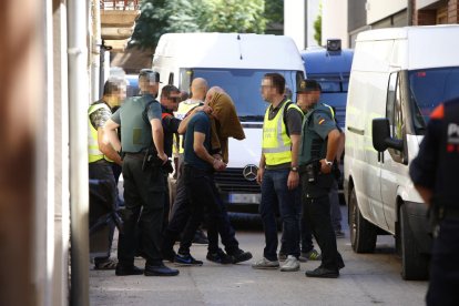 Imatge del detingut a l’habitatge del carrer Pi i Margall.