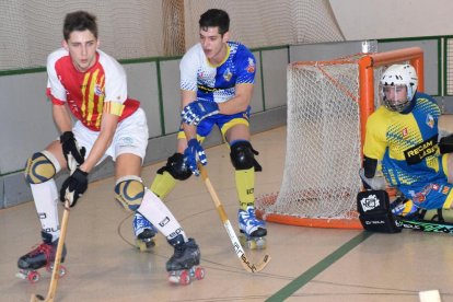 Iker Bosch controla la bola en un dels seus partits amb el Bell-lloc.