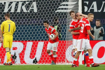 Jugadores de la selección de Rusia celebran uno de los goles que marcaron ayer a España.