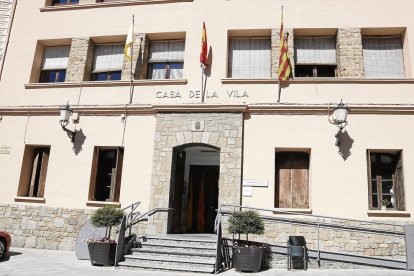Les banderes i un rètol a la porta informant de la resolució judicial.