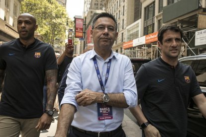 Josep Maria Bartomeu, junto a Thierry Henry y Juliano Belletti.