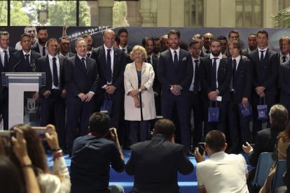 La plantilla, técnicos y directivos del Madrid, durante la recepción con la alcaldesa de Madrid, Manuela Carmena.
