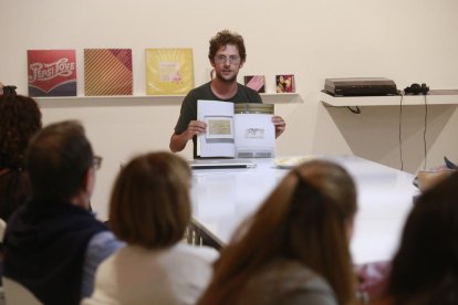 L’artista Enric Farrés va presentar ahir a la Panera de Lleida el volum ‘Una publicació de mirar’.